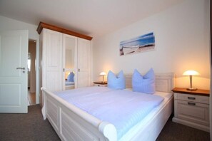 3 Schlafzimmer, individuell eingerichtet, Bettwäsche