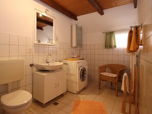 Apartment | Bathroom | Towels - Ferienwohnungen in Strackholt (Grosefehn)