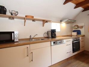 Apartment | Private kitchen | Electric kettle, toaster, high chair - Ferienwohnungen in Strackholt (Grosefehn)