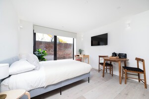 Cortinas blackout, tabla de planchar con plancha y wifi gratis 