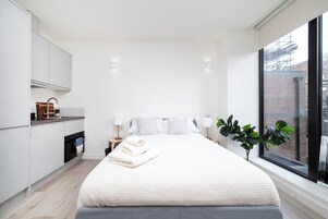 Studio, 1 Double Bed, Non Smoking | Blackout drapes, iron/ironing board, free WiFi