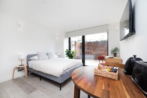 Cortinas blackout, tabla de planchar con plancha y wifi gratis 