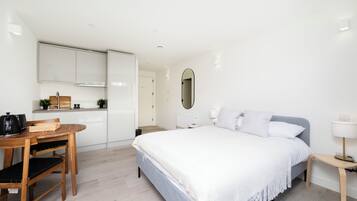 Studio, 1 Double Bed, Non Smoking | Blackout curtains, iron/ironing board, free WiFi