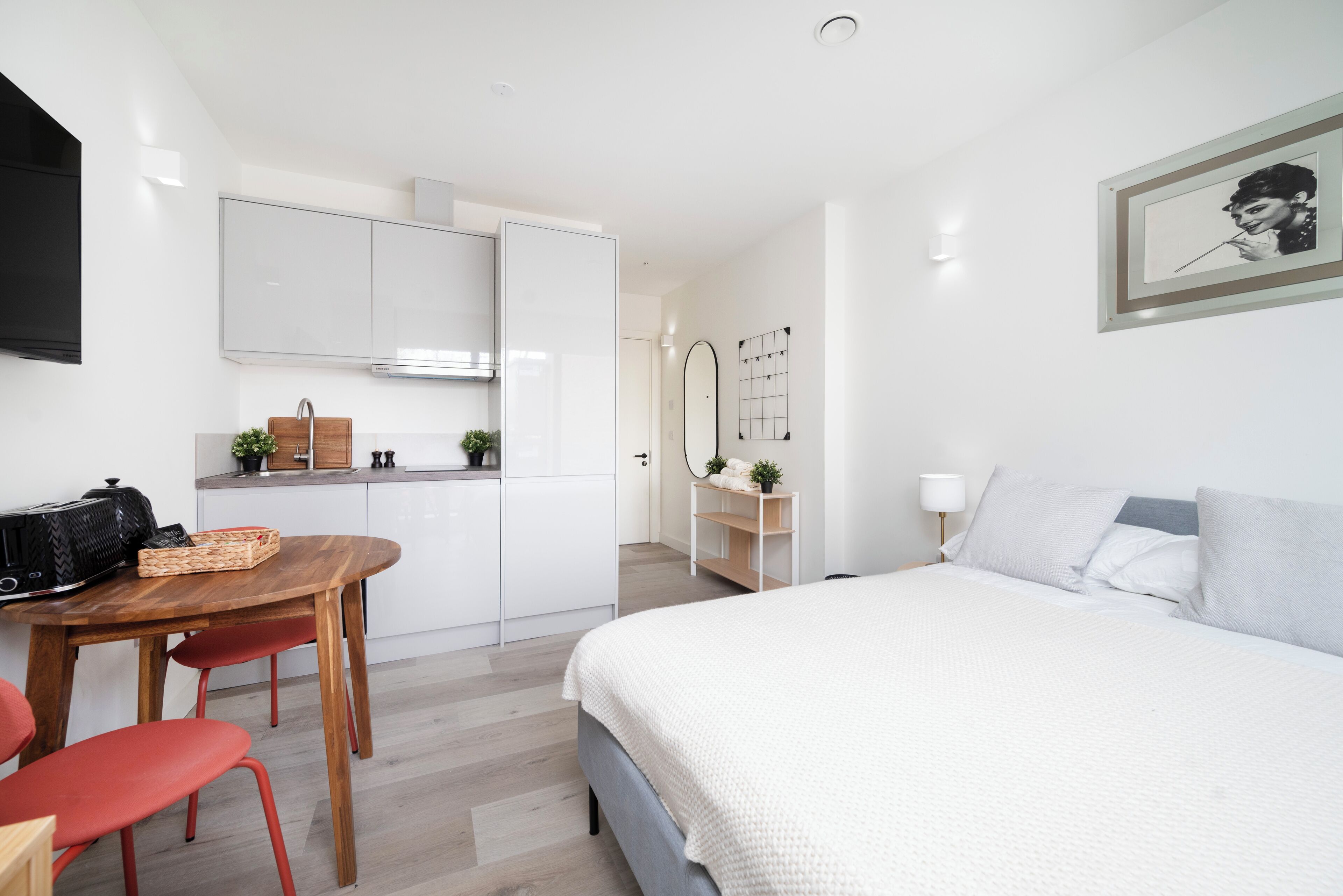 Studio, 1 Double Bed, Non Smoking | Blackout drapes, iron/ironing board, free WiFi