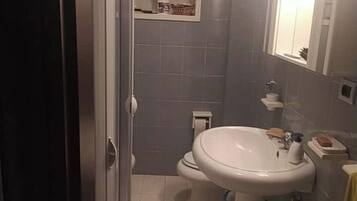 Doccia, asciugacapelli, asciugamani, sapone