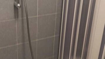 Dusche, Haartrockner, HandtĂŒcher, Seife