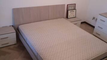 1 camera, ferro/asse da stiro, lenzuola