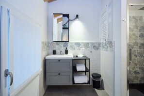 Shower, hair dryer, bidet, towels - Beautifully designed loft in Vigonovo (Fontanafredda)