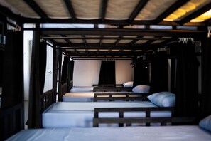 Safe på rommet og sengetøy