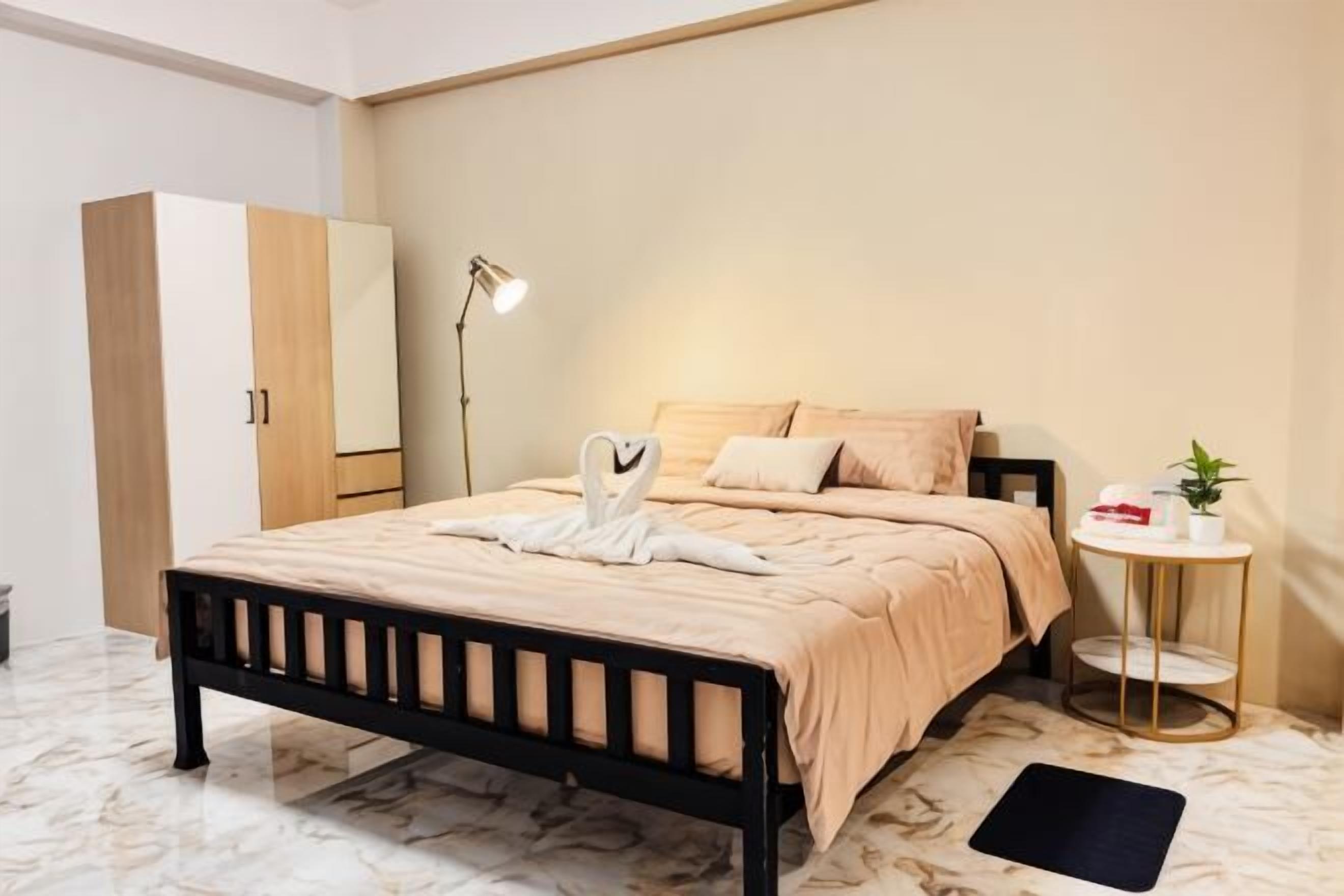 In-room safe, bed sheets