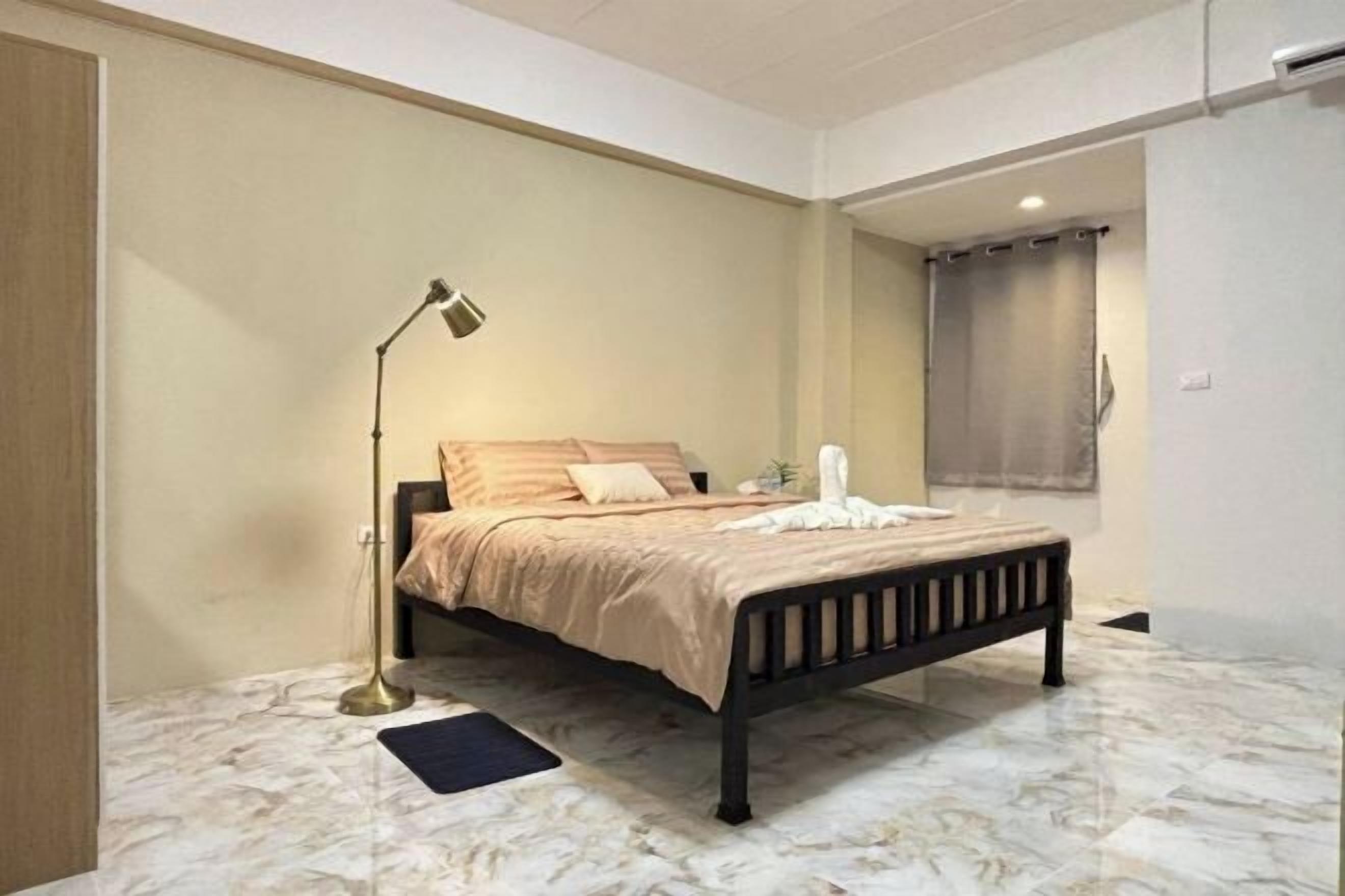 In-room safe, bed sheets