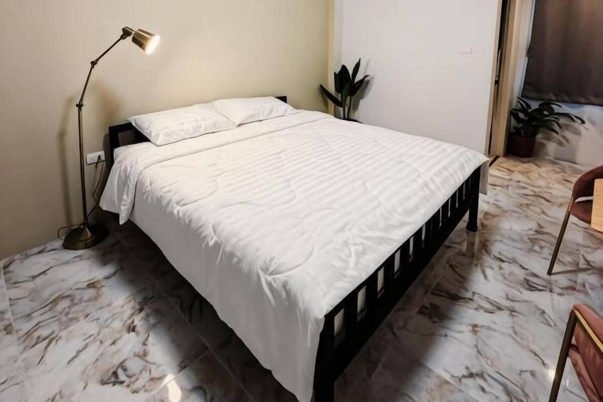 In-room safe, bed sheets