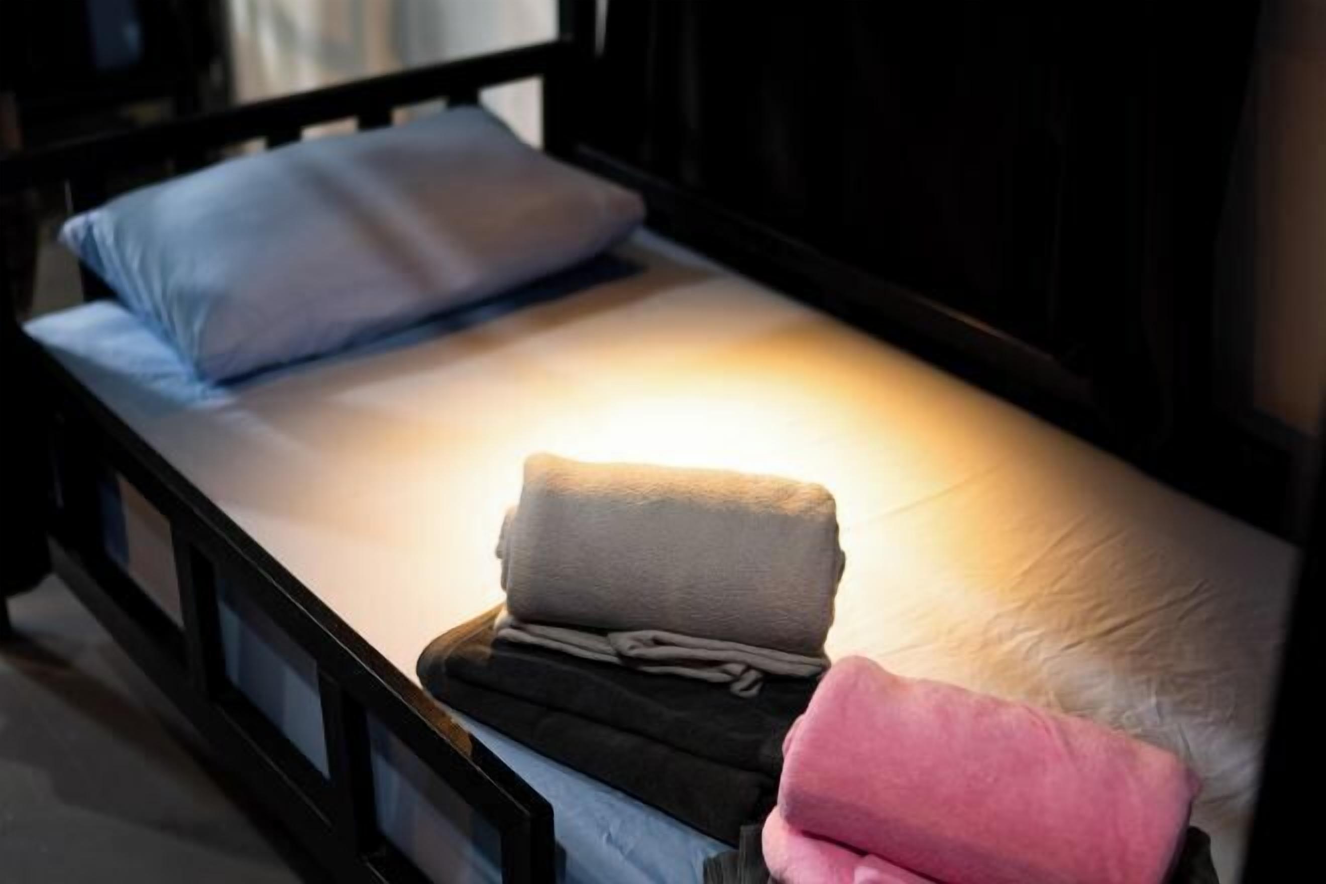 Caja de seguridad en la habitación y ropa de cama 