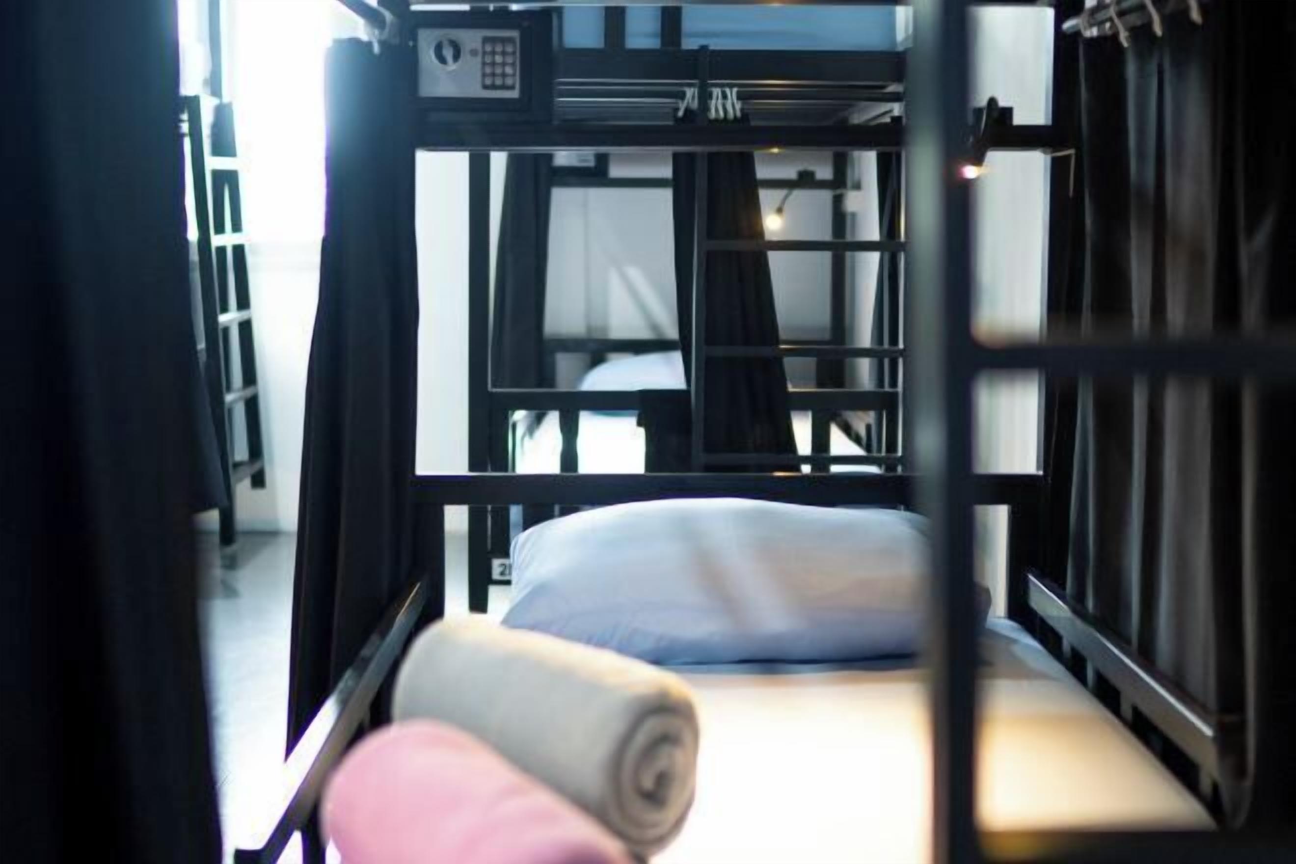 Caja de seguridad en la habitación y ropa de cama 