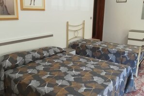 1 Schlafzimmer, Bügeleisen/Bügelbrett, Bettwäsche
