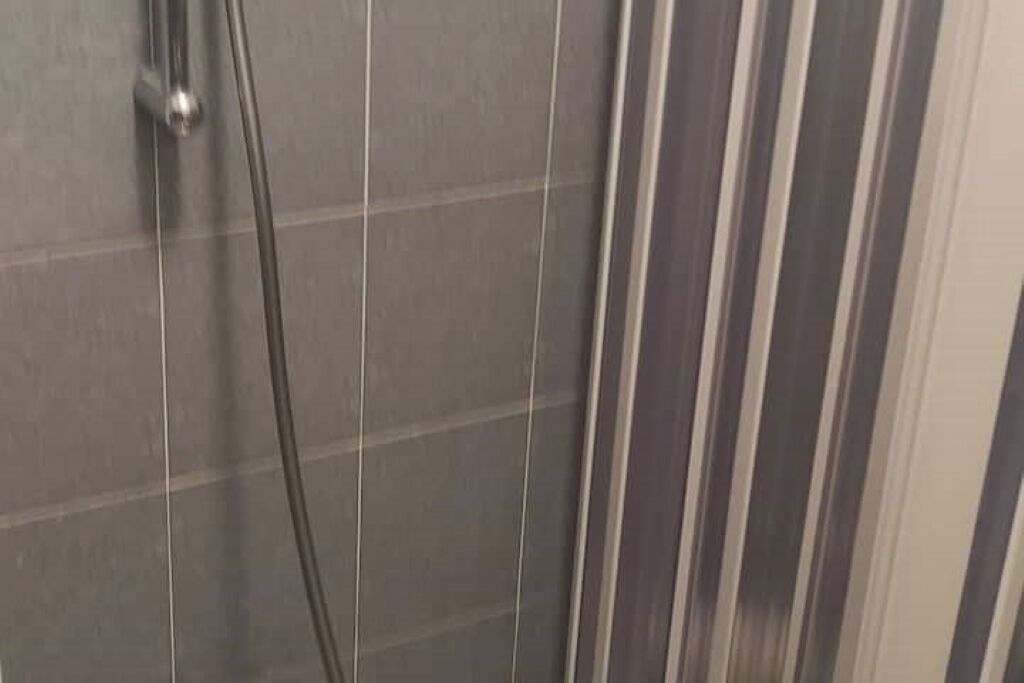 Douche, sèche-cheveux, serviettes fournies, savon