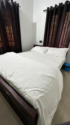 3 bedrooms, WiFi, bed sheets - A calm and cosy three-bedroom house in the mountain valleys near Munnar. (Munnar)