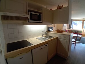 雪櫃、微波爐、焗爐、爐具