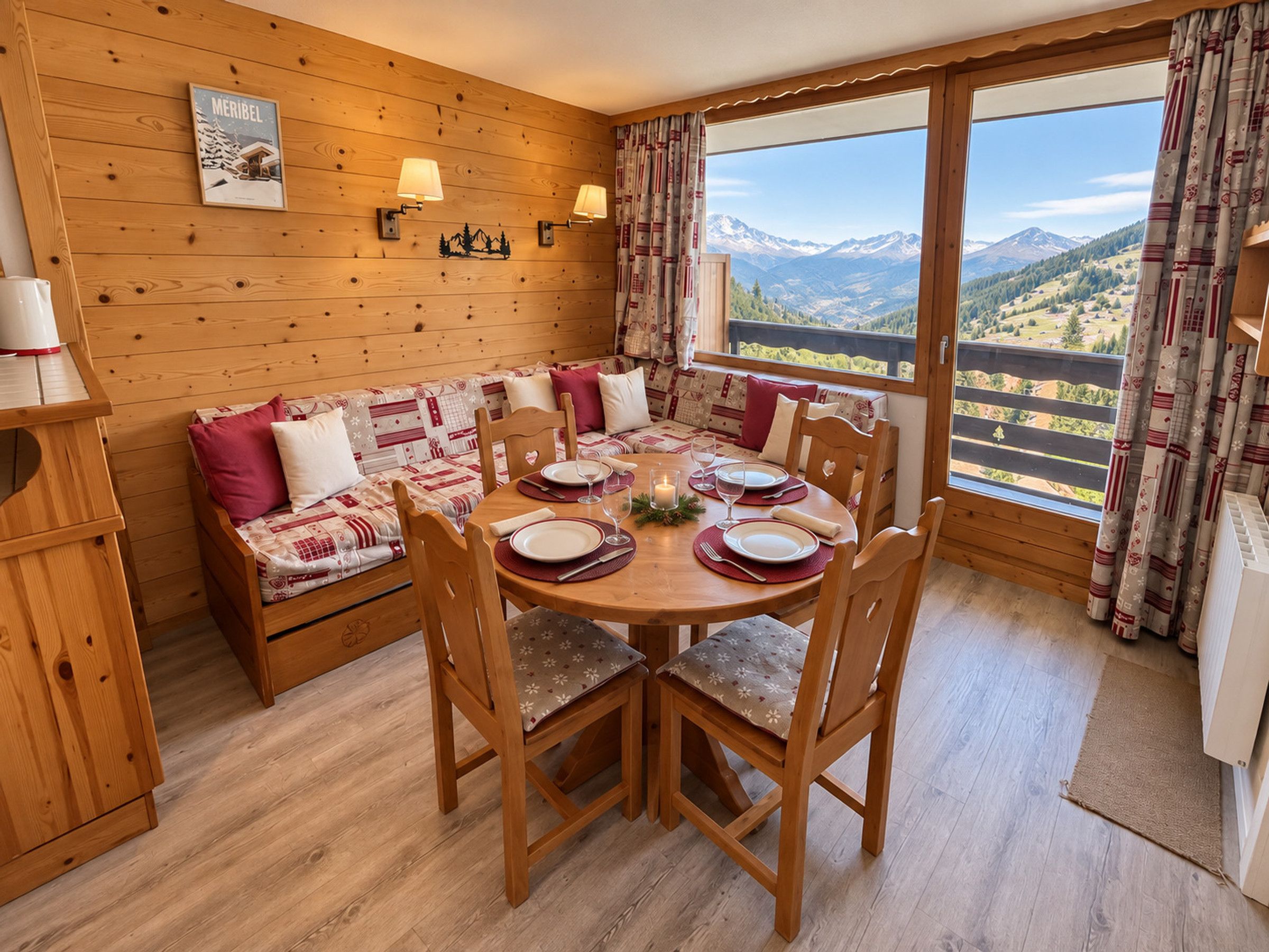 Ein Holzinterieur mit einem Esstisch, gedeckt für vier Personen, Holzstühlen, einer Bank mit Kissen und Blick auf Berge durch ein großes Fenster.