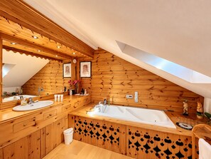 Bathroom - Renovated chalet with fireplace and terrace, close to cable car (Méribel)