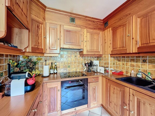 Refrigerador, microondas, horno, placa de cocina