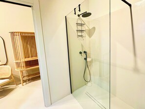 Shower, hair dryer, bidet, towels