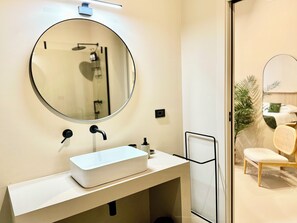 Dutxa, assecador de cabells, bidet i tovalloles
