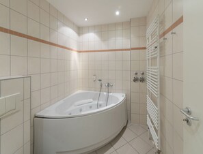Apartment | Bathroom | Towels - Elegant Eingerichtete Ferienwohnung (Mirow)
