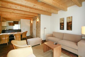 House | Private kitchen | Electric kettle, toaster, highchair