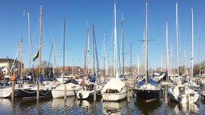 Eine Marina mit mehreren Segelbooten, die dort liegen.