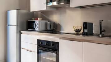 Kühlschrank, Mikrowelle, Ofen, Herdplatte
