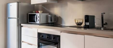 Kühlschrank, Mikrowelle, Ofen, Herdplatte