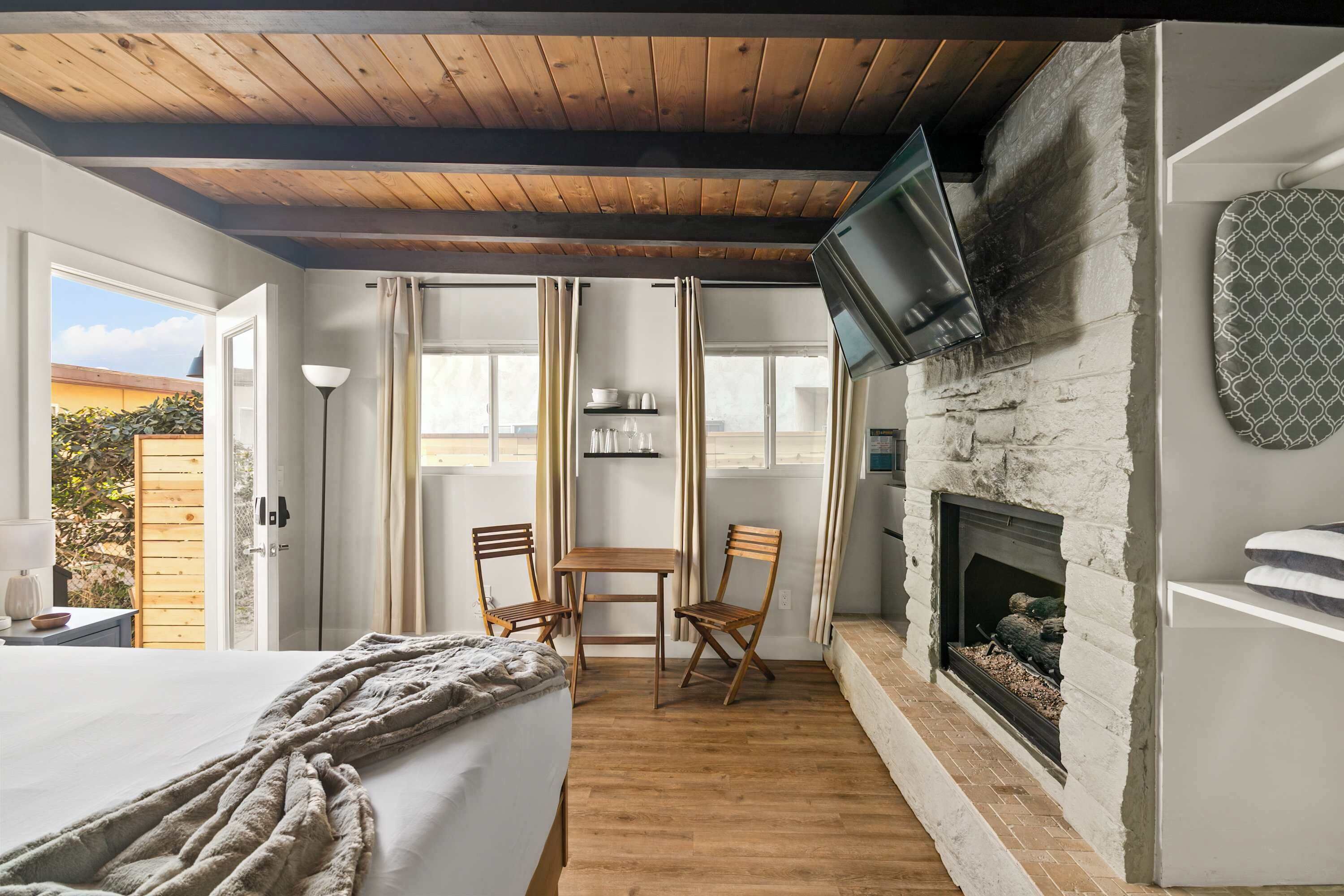 Travel cot, WiFi, bed sheets