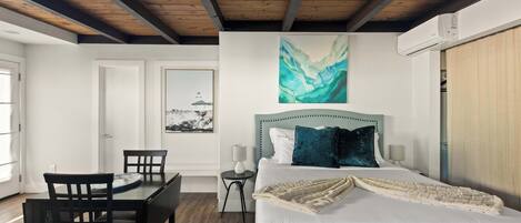 Desk, iron/ironing board, WiFi, bed sheets