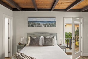 6 bedrooms, desk, iron/ironing board, travel cot