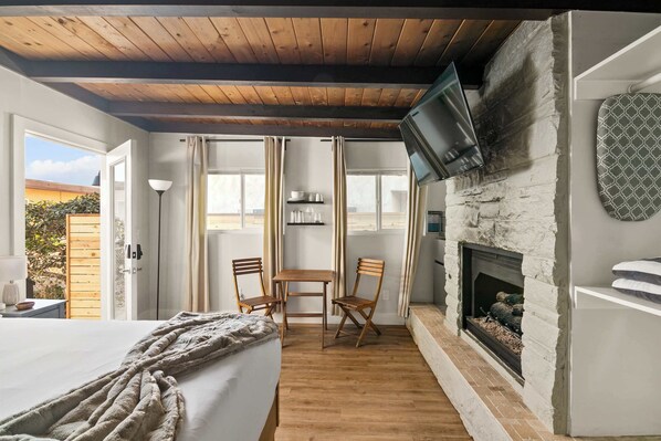 6 bedrooms, desk, iron/ironing board, travel crib