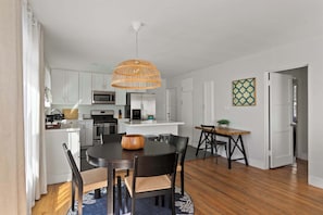 Dining - 6 Bedroom Family Getaway Walk to Law Street Beach (San Diego)