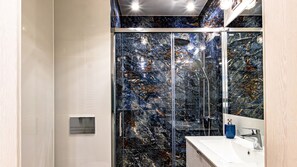 Apartment (16A) | Badezimmer