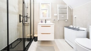 Apartment (29A) | Badezimmer | Dusche, Handtücher