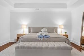 4 habitaciones, escritorio y tabla de planchar con plancha 