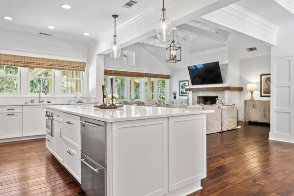 冷蔵庫、電子レンジ、オーブン、コンロ