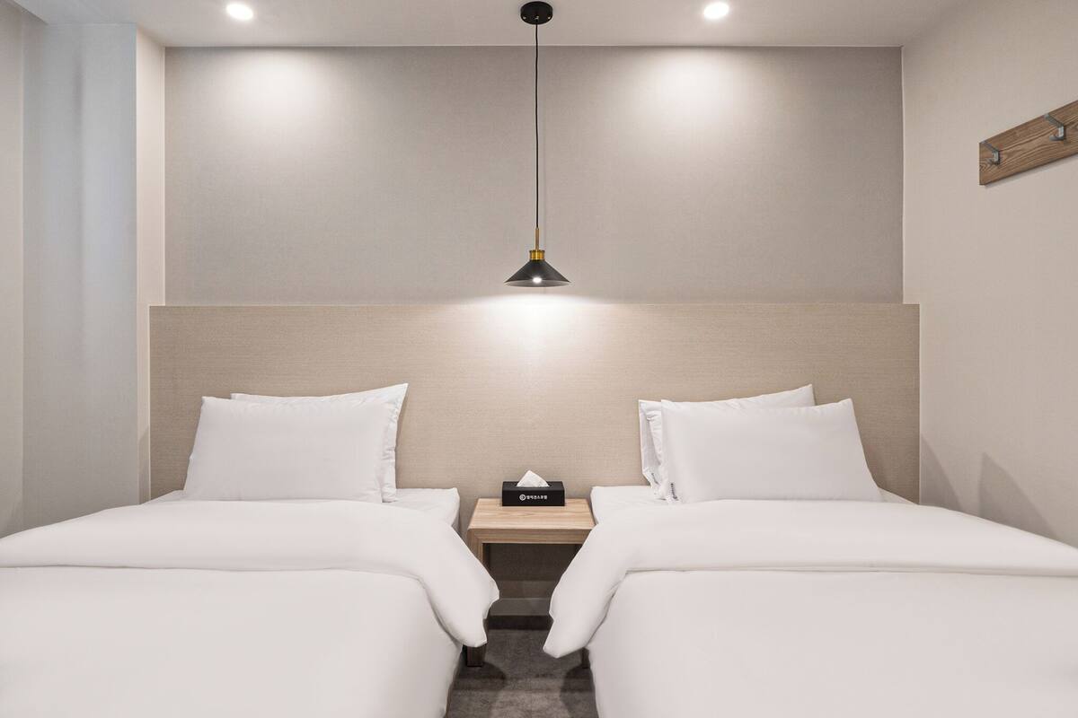 Kamar Twin, Beberapa Tempat Tidur, Bebas Asap Rokok, kamar mandi pribadi (Self Check-in) | Seprai premium, meja kerja, dan ruang kerja ramah laptop