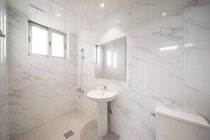 Penthouse, 4 habitaciones, para no fumadores, baño privado | Baño | Regadera, secadora de cabello, pantuflas, toallas 