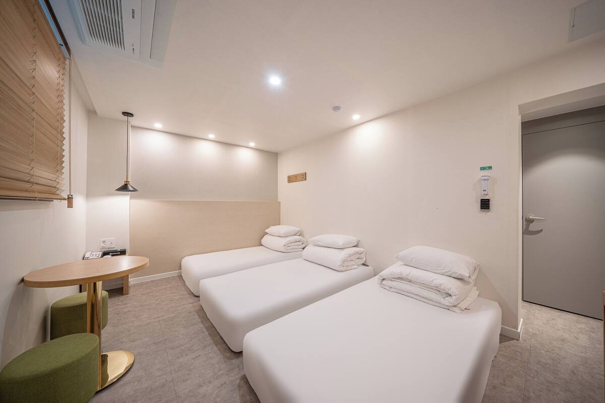 Kamar Triple, Beberapa Tempat Tidur, Bebas Asap Rokok, kamar mandi pribadi (셀프 체크인) | Seprai premium, meja kerja, dan ruang kerja ramah laptop