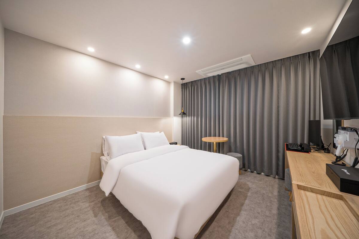 Kamar Double Standar, 1 Tempat Tidur Queen, Bebas Asap Rokok, kamar mandi pribadi (Self Check-in) | Seprai premium, meja kerja, dan ruang kerja ramah laptop