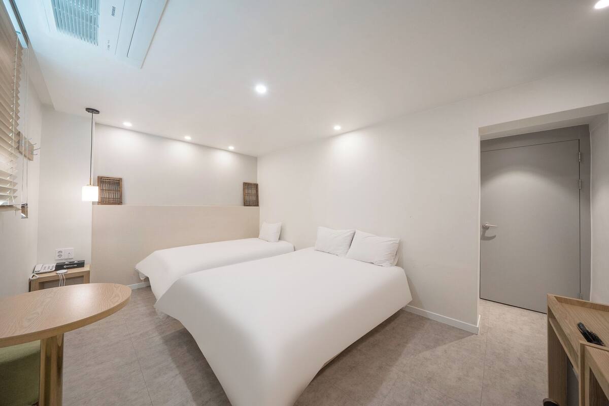 Kamar Twin Deluks, Beberapa Tempat Tidur, Bebas Asap Rokok, kamar mandi pribadi (Self Check-in) | Seprai premium, meja kerja, dan ruang kerja ramah laptop