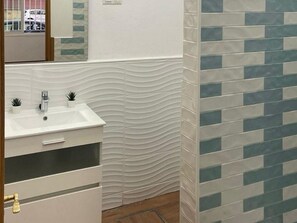 Bathroom - Holiday Home in Malaga Near Sea Beach (Málaga)