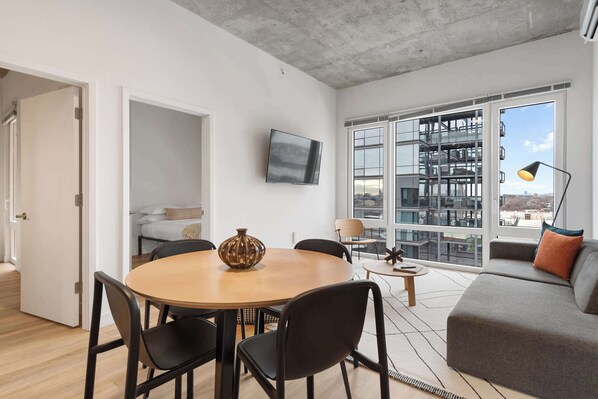 TV - 4BR Steps to "L", Explore City, For Groups (Chicago)