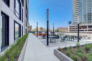 Outdoor dining - 4BR, Steps to Park & Fun, Family-Ready (Chicago)