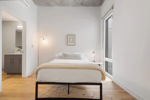 4 bedrooms, iron/ironing board, travel crib, WiFi - 4BR, Steps to Park & Fun, Family-Ready (Chicago)